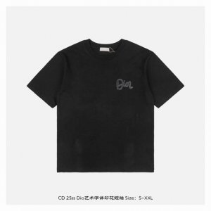 dior 迪奥 25Ss Dio艺术字体印花短袖 面料采用230克重精梳棉 定制32支1*1螺纹 成衣两遍水洗处理 面料舒适亲肤无异感 定制定染面料 纺织密度高