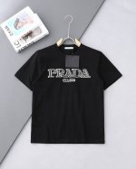 高品质 prada 普拉达胸前刺绣直喷新款T桖， 25Ss春夏新品，胸前数码直喷后采用万针刺绣，后幅破旧三角图案，采用环保染料，无甲醛，对身体无危害， 采用32