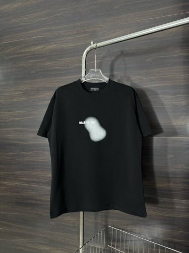 款号：He220 Balenciaga 巴黎世家前后印花图案圆领短袖 面料采用280克双股双纱纯棉面料，手感舒适柔软，上身舒适透气，领口采用同缸同色罗纹，不紧绷