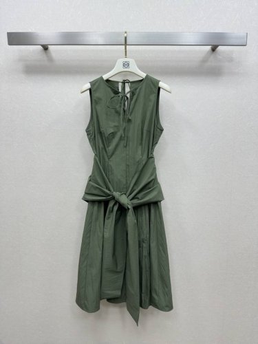 25Ss Loew *25夏季系列新款 背心连衣裙 高级定制棉感亲肤面料 胸前绑带设计 侧边刺绣标志 低调奢华又彰显品牌特点 侧边拉链后背绑带 日常通勤都轻松驾