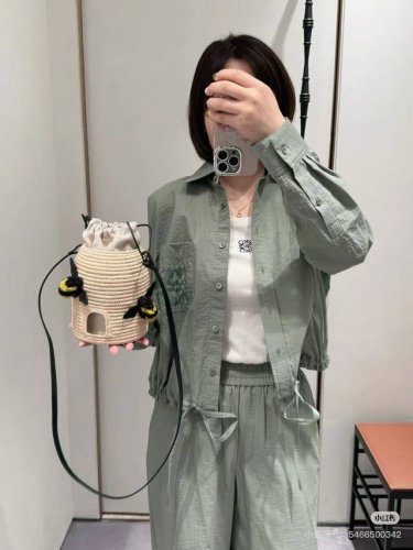 原版Low......2025夏季新款时尚休闲套装，翻领长袖衬衫搭配松紧腰阔腿裤，刺绣口袋Logo字母设计，下摆抽绳，裤子阔腿设计，成套上身大气上档次。原版2色