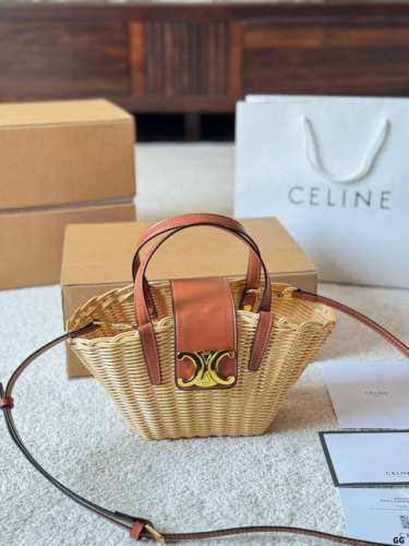 Celine草编包 这个篮子就是我心尖尖的 大小适中，手拎真的绝了！ 柳条拼接天然牛皮的Teen Couffin 尺寸 13 14Cm手机和日常小物件都没有问题