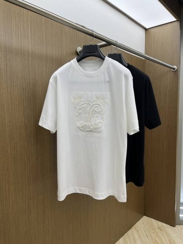 Givenchy纪梵希2025春夏新款男士独角兽刺绣短袖T恤 独角兽灵感源自Hubert De Givenchy钟爱的动物之一，在品牌历史中占据特别地位其首先出
