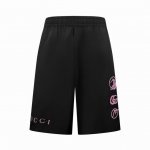 Gucci 标识撞色短裤 定制经纬弹塑缎 清爽透气 舒适贴肤 以其深邃而经典的黑色为基底 亮粉图案的精美点缀 色彩鲜艳且富有层次感 Gucci的经典标识跃然于短