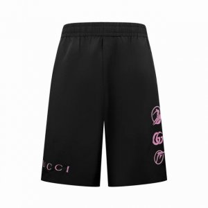 Gucci 标识撞色短裤 定制经纬弹塑缎 清爽透气 舒适贴肤 以其深邃而经典的黑色为基底 亮粉图案的精美点缀 色彩鲜艳且富有层次感 Gucci的经典标识跃然于短