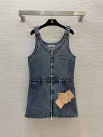 款号G25040752 Miumi*U缪家新款 高端定制原版字母五金配件刺绣Logo贴布徽标双头拉链门襟减龄俏皮时尚牛仔背带裙短裙！浅蓝色， M码：胸围92，衣