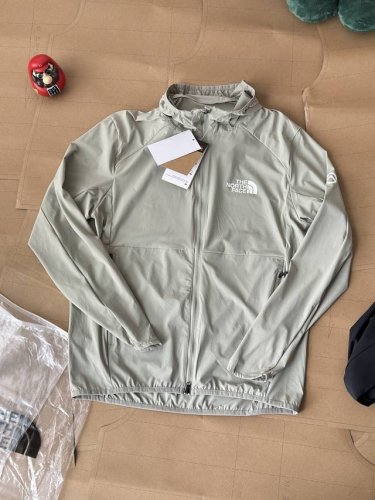 Tnf 2025春夏新款男女巅峰系列户外防晒外套 夏天必备防晒神器 胸前的印花还超有运动感，不管是搭配裤装还是裙装都很青春活力，可甜可盐非它莫属！ 经典连帽设计