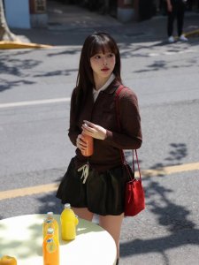 Miumi* 25Ss春夏新款 菱格镂空polo领针织开衫丨独家Yb开发 高版出品 采用定制进口百分百纯棉材质 镂空钩针肌理交织搭配胸前撞色徽标刺绣彰显品牌气息