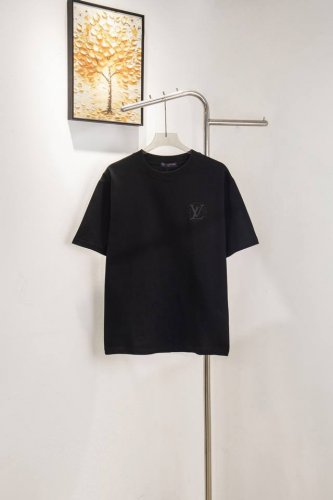 款号：Y152 Louis Vuitton 路易威登人类与地球秀场会展菲董员工印花短袖T恤 Lv 25Ss Uniforms For pharrell Un秀场