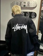 Stussy 斯图西立领教练夹克外套 精选优质尼龙加厚面料 匀整光洁 吸湿耐磨不易折 厚实板正上身超赞宽松版型结合立体裁剪工艺 留有充裕活动空间 翻领设计 轻松