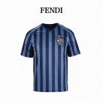 Fendi芬迪Fd Club徽章条纹V领短袖T恤 定织定染超密锦纶奢华运动织料，电脑定位激光切割 ，数码活性印花技术，通过喷墨打印机将图案直接印制在织物上，图案