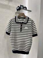 Miumi*2025新品上架 镂空针织翻领短袖 定制Yb棉毛纱线织造 质感高级 光泽舒适 针织翻领半开襟上衣剪裁 通体利用镂空钩针肌理交织 勾勒出波浪花纹 凸显