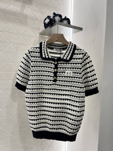 Miumi*2025新品上架 镂空针织翻领短袖 定制Yb棉毛纱线织造 质感高级 光泽舒适 针织翻领半开襟上衣剪裁 通体利用镂空钩针肌理交织 勾勒出波浪花纹 凸显