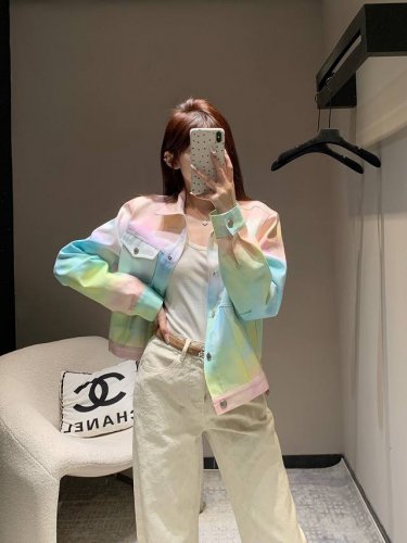 25Ss早春新款 色彩晕染牛仔外套丨独家高版出品 超清新不规则扎染图案设计 经典廓形剪裁包容性超强 不挑身材完全不挑人穿 上身有型 有范又时髦[让我看看]走路都