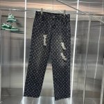 louis Vuitton Lv路易威登限定水洗红色小人刺绣外套 磨破牛仔裤！ Lv今年的主旋律红色太好看了 后面的红色刺绣 大小高度 五金辅料全部定制！ 整条