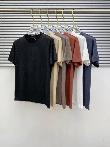 Lv25Ss春夏 新品 定制蚕丝面料丝滑透气 时尚经典圆领短袖时尚单品设计 更加时尚舒适 高标准定制 上身非常有型 胸前品牌经典Logo 图案 客供辅料 客供进
