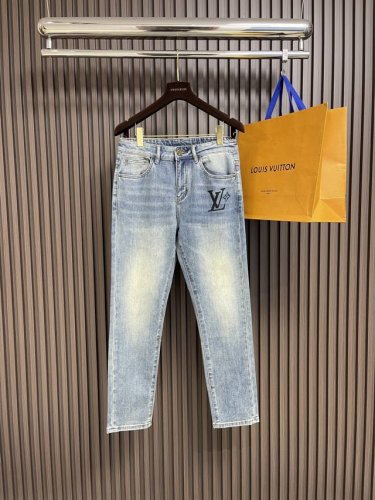 Lv 2025Ss春夏新品休闲牛仔裤，进口原版弹力面料，舒适有弹性，原版五金辅料装饰，版型超正，档次极高，活力十足。尺码：29-38 有35 无37