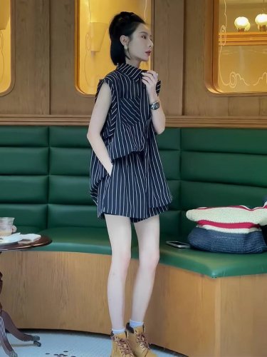 高级感炸街休闲条纹衬衫短裤套装 经典简单的条纹永不过时 简洁日常好搭配 版型宽松慵懒不拘谨 衬衫领很好的展示女性颈脖柔美 剪裁随性潇洒轻松自然的便能彰显出那种高