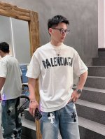 巴黎世家 2025春夏新款首发专柜最新款短袖圆领T恤 高端订制 设计前卫时尚！品牌Logo重工艺设计 高端定制丝光云朵棉面料.手感柔软.穿着舒适.专柜级别精致车