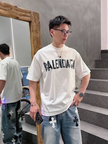 巴黎世家 2025春夏新款首发专柜最新款短袖圆领T恤 高端订制 设计前卫时尚！品牌Logo重工艺设计 高端定制丝光云朵棉面料.手感柔软.穿着舒适.专柜级别精致车