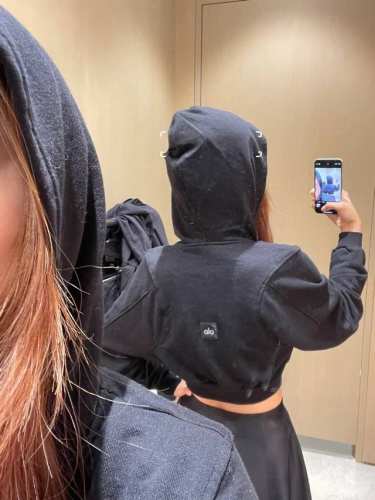 alo Yoga Cropped 连帽宽松休闲短款外套 网上爆火的简约小宽松的短款卫衣，各大博主上身，小个子的福音款，胸部以下全是腿，包容各类肩型的微落肩袖设计