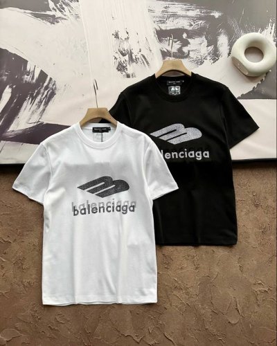 上新 Bl Balenciaga 巴黎世家冰感液氨烫钻T恤短袖 双面液氨面料升级 采用日本液氨丝光工艺双面处理 液氨技术能使棉纤维膨胀后收缩 比普通丝光面料 能