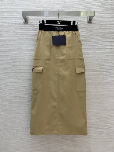 款号D25042384 Prad*A新款 P家定制腰间Logo织带拼接时尚工装风大口袋三角标装饰高腰显瘦中长款半身裙！卡其色、黑色、 M码：腰围64～74松紧，