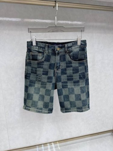 lv 25S新款潮男时尚休闲牛仔短裤，高端欧版原单，潮流时尚休闲 透气舒适度高，细节无可挑剔，品牌元素设计理念，体现高品质。呈现休闲裁剪，上身版型超赞！ 码数：