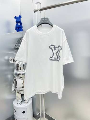 lv 路易 2025夏季新款字母印花Logo短袖Tee 专柜同步有售，原单狠货，时尚 进口原版科技面料，上身舒适透气，原版定制五金辅料，上身帅气有型，三标齐全，