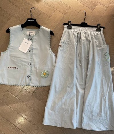 cc Vintage新款半裙加马甲背心套裙 这款套裙以柔软面料制成 无袖设计轻盈透气 花边点缀 简约百搭 恰到好处的半裙长度 不挑身材的好穿 一套上身敲减龄 尺