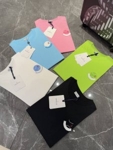 moncler 蒙口家夏季多巴胺配色T恤 可搭配情侣款 胸口经典品牌图形立体视觉.经典款式绣花设计.耐看时尚. G纯棉面料 柔软舒适.透气轻薄.顶级元素融合打造
