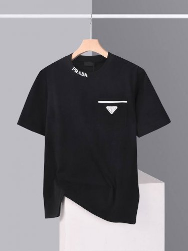 prada 普拉达，2025 Ss春夏新款三角标口袋刺绣 圆领短袖T恤男女同款 高品质，高克重，280克 普拉达 新款T恤，经典Logo刺绣+口袋 ，面料洗水工