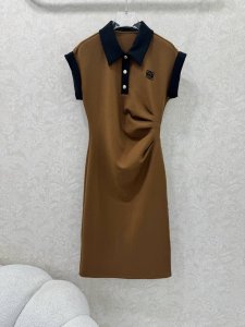 loew* 25新款polo领长裙 polo领腰部褶皱连衣裙 polo领口经典耐看不过时 上身洋溢青春活泼 腰间掐皱设计 恰到好处的开叉裙长 刚好遮住腿部肉肉