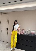 牛仔裤拿货 克罗家25春夏新款梵文黄色皮标直筒牛仔裤 颜色:1色 码数:Smlxl