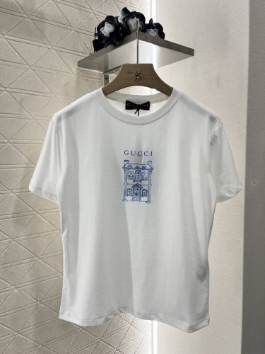 gucc*2025新品上架 圆领印花卡通 定制Yb原生全棉材质 透气舒适 质感十足 修身短袖T恤裁剪 凸显品牌格调 采用克重纯棉制成 略带有弹力 呈现显瘦视觉效