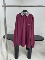 新品Baggy珠地棉Polo T恤 定制定染珠地棉面料制作 经典Polo领口设计 色织衬衫面料 胸口饰有Baggy 徽标刺绣 领口纽扣开合 男女同款 酒红色
