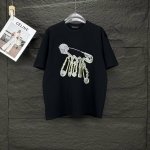 范思哲2025新款别针图案Logo情侣款短袖T恤 高版本高版本 原版面料 数码直喷印花工艺 网红明星同款 高版本 高 品质 面料采用320克纯棉面料 手感超级舒