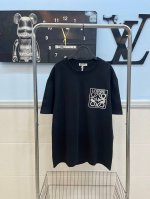 款号 Loewe罗意威 假口袋晕染刺绣圆领短袖 采用280G纯棉双纱面料 上身舒适柔软 胸前采用晕染刺绣工艺 假口袋看起来高端立体 高版本可随意对比 三标齐全