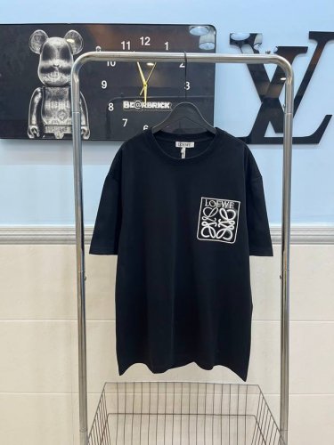 款号 Loewe罗意威 假口袋晕染刺绣圆领短袖 采用280G纯棉双纱面料 上身舒适柔软 胸前采用晕染刺绣工艺 假口袋看起来高端立体 高版本可随意对比 三标齐全