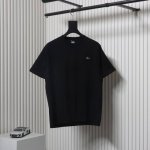 alo 25Ss 金属银压胶小标短袖胸前品牌Logo采用立体工艺，凹凸肌理细腻分明，光影流转间自带层次感，打破平面印花的单调，富裕基础款灵魂。介于修身与Over