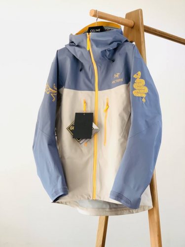 P560 Arcteryx 始祖鸟 Sv Lny蛇年限定冲锋衣 众所周知 每年始祖*都会以十二生肖为思路出一款联名款的新年限定，今年也不例外！此次的蛇年限定胸口