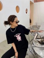 上新！哆啦A梦图案显得格外引人注目！夏季新品情侣款圆领短袖T恤，大爆款！ 面料采用法国进口的纯棉面料，质感细腻饱满，上身亲肤有型！男女同款！ 尺码：S-3Xl