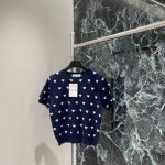 Val华伦 25夏季新款 爱心针织短袖 通体宝蓝色打底 配合爱心装饰满铺 复古风格强烈 常规版型 不限年龄身材 风格俏皮减龄 日常出行或聚会轻松驾驭。一个色Sm