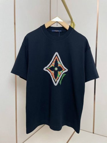 lv2025新款四叶草烫珠T恤 Logo全是一颗一颗独立的小珠子 非常奢华的感觉 肩部通肩压条 280克纯棉面料舒适透气 黑白双色 男女同款 码数S-Xxl