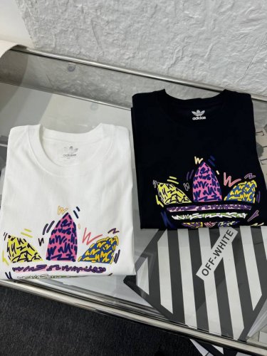 adidas 阿迪达斯 三叶草 涂鸦彩色胸前印花情侣短袖T恤 小红书热门爆款，明星网红同款穿搭，男女日常通勤穿搭必备单品！ 高品质260克高克重双纱面料，亲肤透