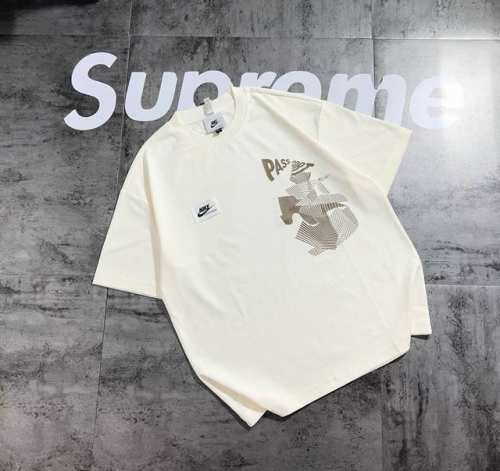 Nike 抽象情侣短袖T恤 面料采用精梳棉材质 手感舒适 细腻 透气 不起球不褪色 有微弹力哦 印花采用刺绣技术 品质超赞 细腻 不褪色 不开裂 万针刺绣Log