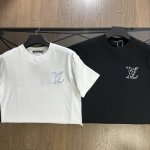 Lv 路易威登2025夏季新款箭头刺绣Logo字母短袖T恤 胸前采用箭头刺绣图案设计，搭配后背字母和专属的牛仔设计，立体鲜明，简单明了，270高克重纯棉质地，舒