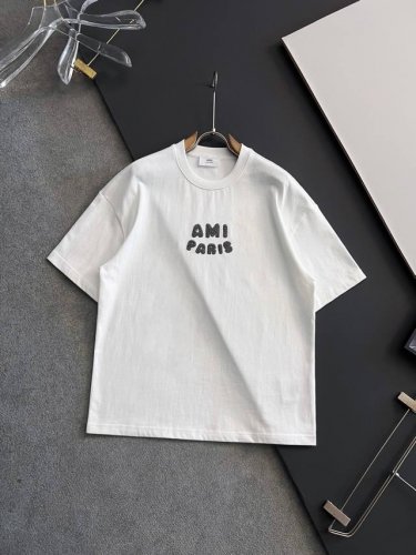 Ami 2025春夏新款男女同款短袖T恤 走秀图案时尚休闲短袖T恤衫 设计Logo刺绣设计 极具设计精选客供310克100%全棉面料 手感柔软亲肤 着身舒适透气