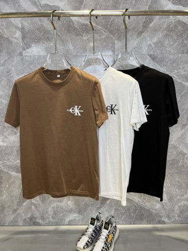 ck 2025春夏最新款时尚圆领短袖T恤，丝光棉面料，上身凉爽，贴肤舒适，吸汗透气，耐看又好穿，Logo徽章定位印花，原厂工艺一丝不苟，型男必备单品 尺码：M-