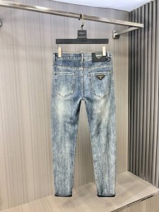 prada 普拉达 2025春夏最新推出男士牛仔裤新品！重工水洗牛仔面料，定制面料和一般牛仔布料比起来，更加柔软舒适！超重工洗水工艺 双工艺洗水 整条裤子，手感